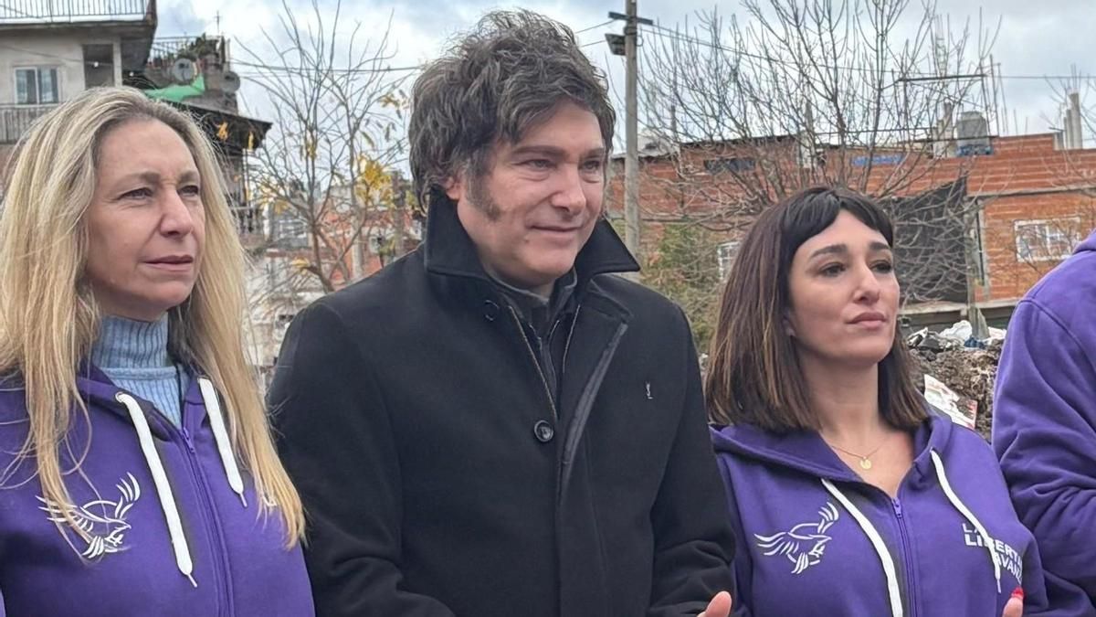 Leila Gianni, en una foto de 2025, junto a Karina y Javier Milei.