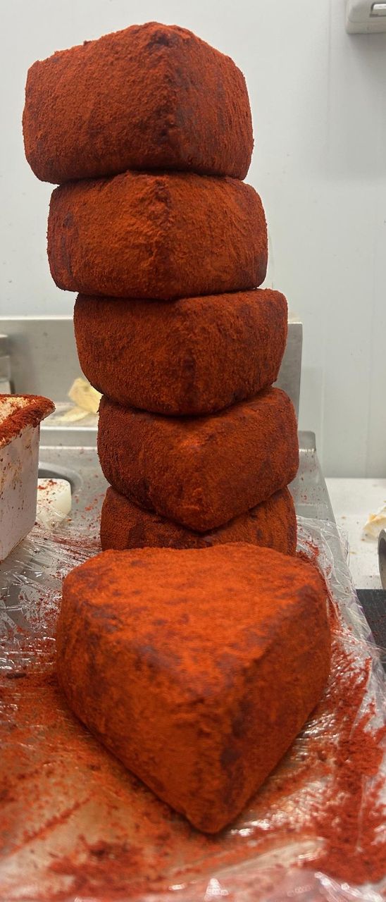 Quesos con forma de corazón y con pimentón