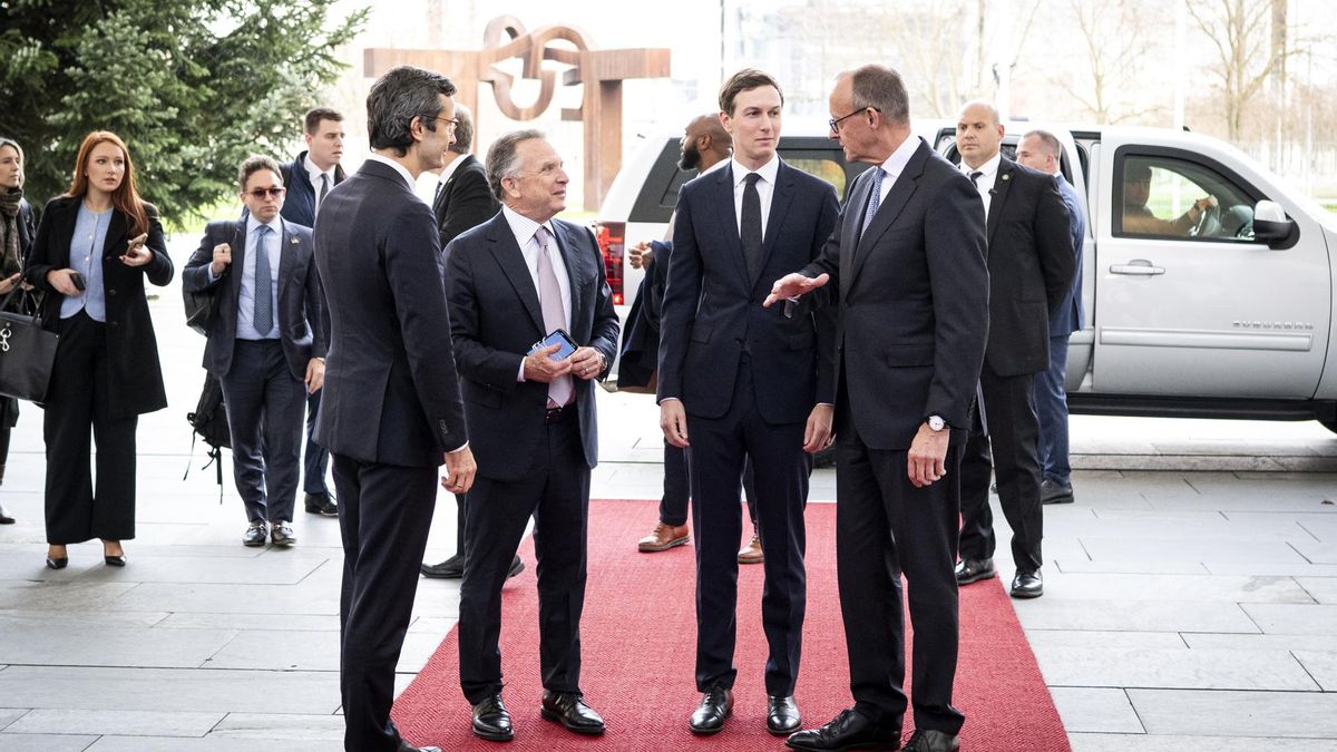 El canciller alemán Friedrich Merz (derecha) recibe a la delegación estadounidense, que incluye al enviado presidencial Steve Witkoff (centro izquierda) y al yerno de Trump, Jared Kushner (centro derecha), en Berlín el 14 de diciembre de 2025.