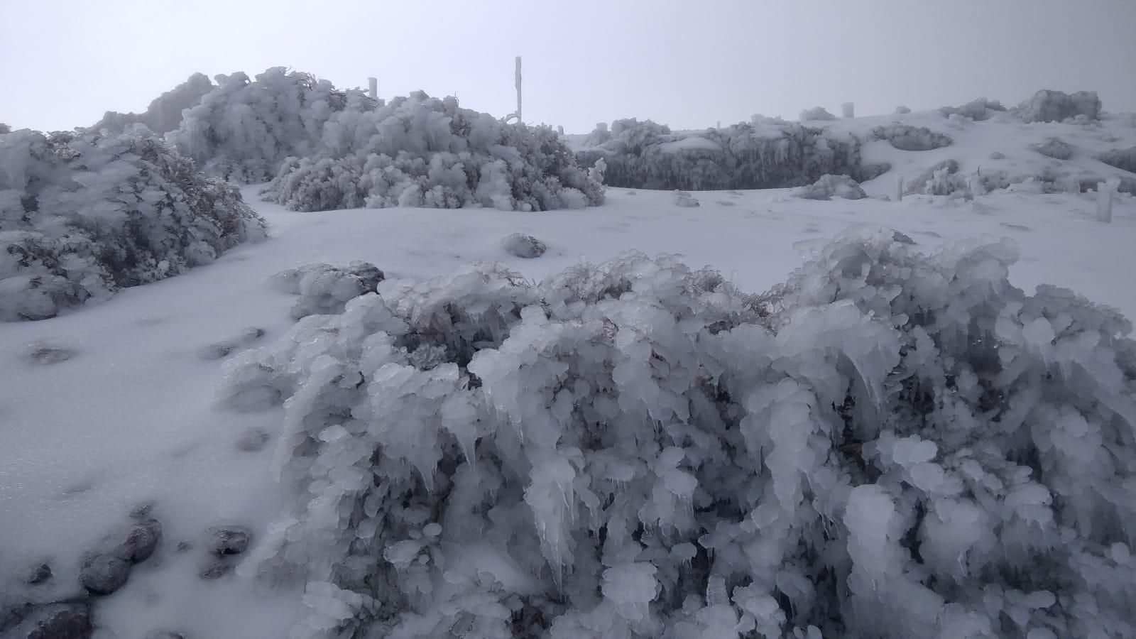 El intenso frío ha dibujado un paisaje siberiano en el entorno del Roque de Los Muchachos.  Imagen realizada el jueves.