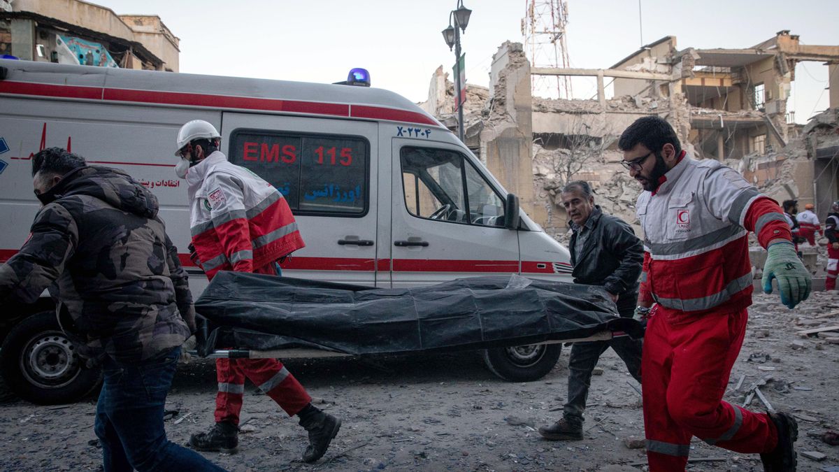 Personal médico retira un cadáver tras un ataque contra un edificio en la plaza Enghelab de Teherán, el 3 de marzo de 2026.