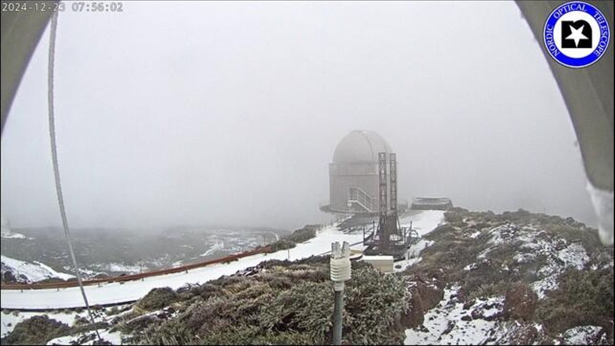 Imagen  del entorno  cubierto de nieve del Telescopio Óptico Nórdico (NOT por su siglas en inglés) en la mañana de este lunes,  en  el Observatorio del Roque de Los Muchacho,  en las cumbres de Garafía.