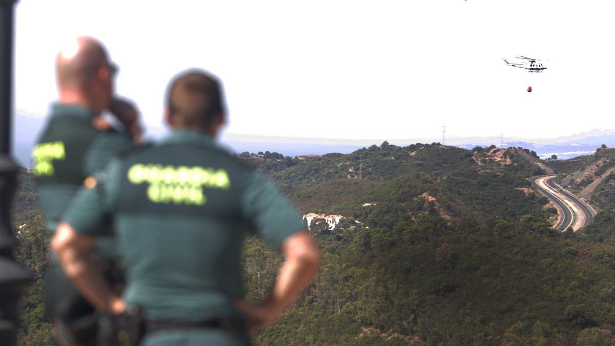 Medios aéreos en la zona del incendio estabilizado en Pujerra en labores de refresco a 10 de junio del 2022 en Pujerra (Málaga, Andalucía)