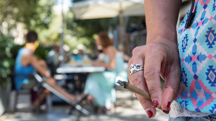 Desde parques a paradas de autobús, Milán prohibirá fumar al aire libre