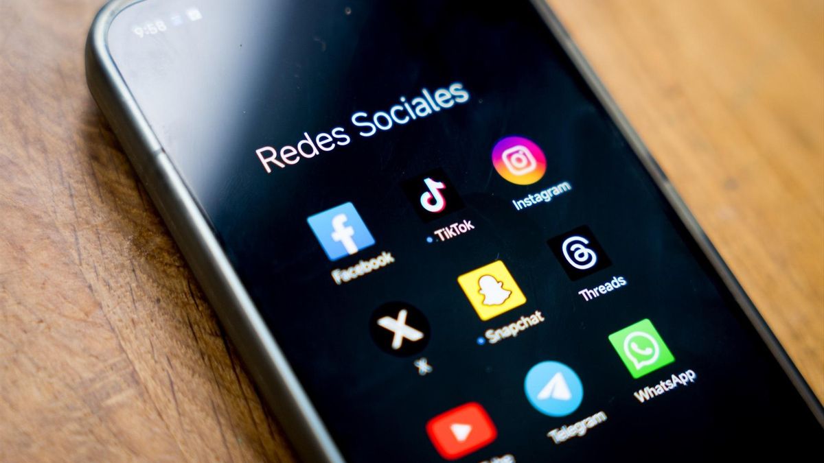 Un móvil con varias aplicaciones de redes sociales.