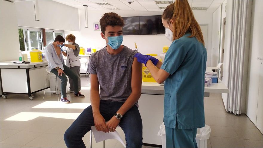 Un estudiante de la Universidad de Navarra recibe una vacuna contra la COVID-19