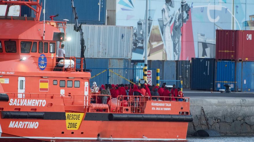 La falta de espacio en los centros de acogida obliga a los migrantes a dormir a la intemperie en Fuerteventura