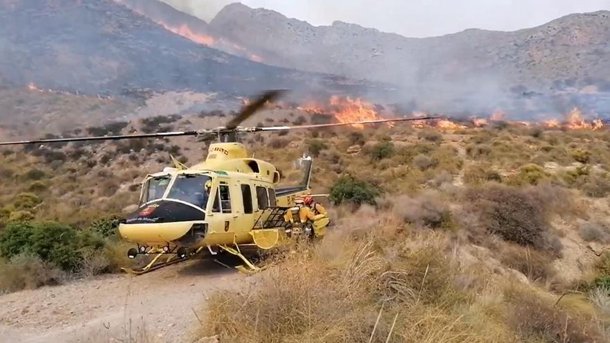 Servicios de Emergencias trabajan este sábado en la extinción un incendio forestal en la Sierra de Las Moreras, en Mazarrón.