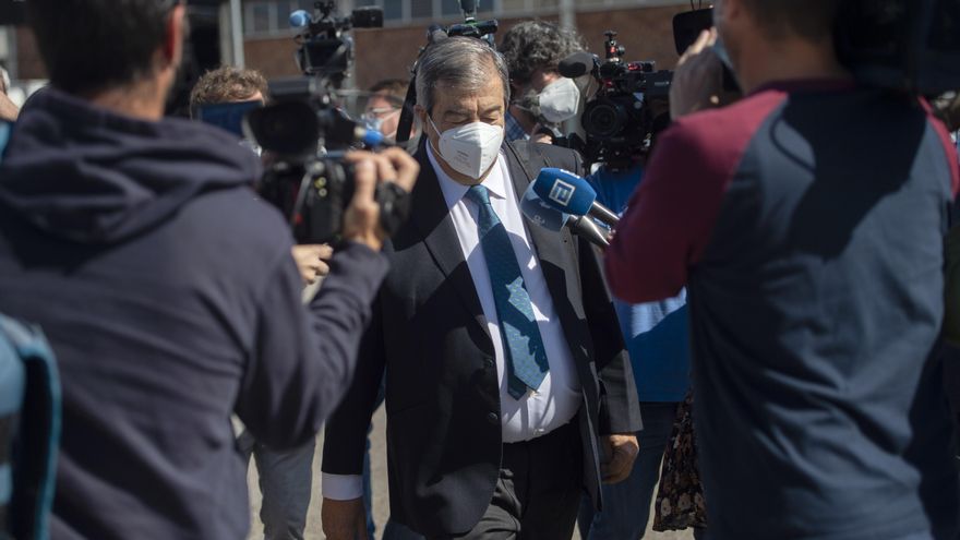 El fundador de Foro Asturias, expresidente del Principado de Asturias y exministro del PP, Francisco Álvarez-Cascos, rodeado de medios de comunicación a su salida de la Audiencia Nacional.