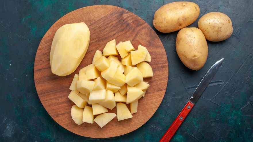 Las patatas hay que cortarlas chascándolas, es decir, introduciendo el cuchillo y rompiendo