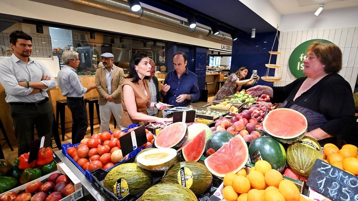 La alcaldesa de Santander admite la "alta" demanda de ocupación de 'gastrobares' en el mercado de Puertochico