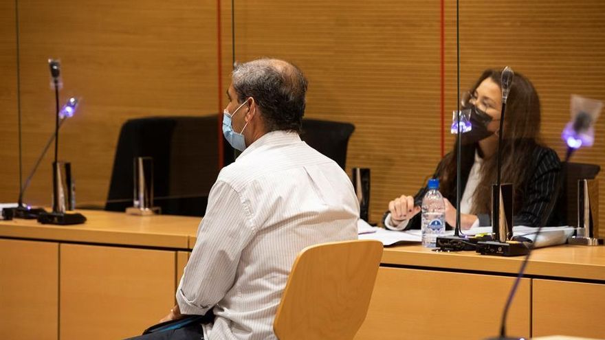Un exconcejal de Podemos sostiene que un empresario le ofreció un sobre con 2.300 euros para que le adjudicara el servicio de hamacas de La Oliva