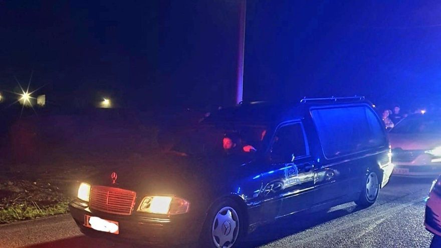 La Policía Local de O Porriño (Pontevedra) disuelve una carrera ilegal de vehículos con un coche fúnebre incluido