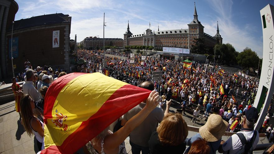 Marcha en apoyo de la defensa de Ceuta y para exigir la convocatoria de elecciones generales convocada por la plataforma Sociedad Civil Española este sábado, en Madrid.