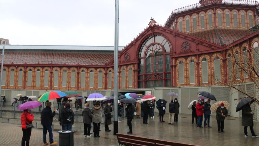 Colas para votar en el Mercado de Sant Antoni, en Barcelona, el mayor colegio electoral