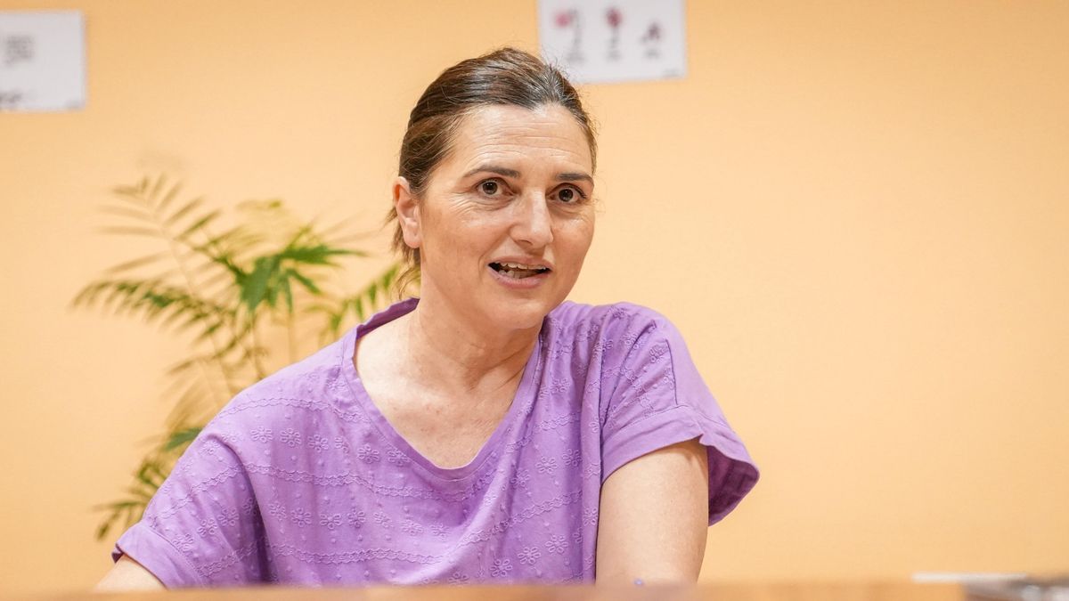 La psicóloga Ana Anguita atiende a familias y menores sobre la adicción a las pantallas en la unidad del Instituto Provincial de Bienestar Social de Córdoba.