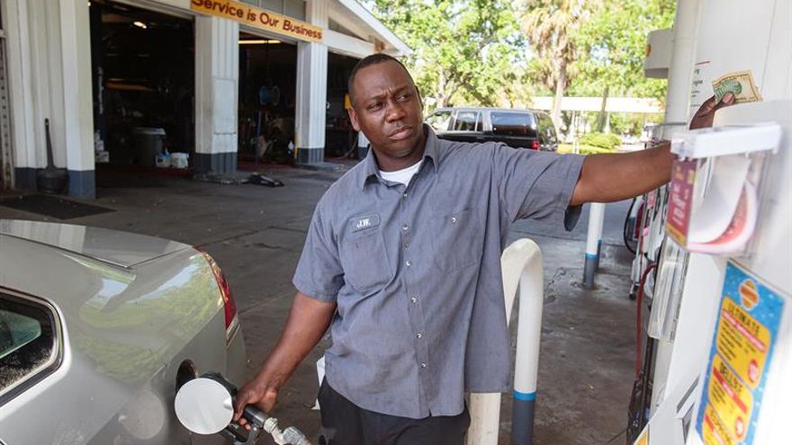 Shell station employee J.W. West fills up a customers tank with gasoline in Mobile, Alabama, USA, 20 April 2020.