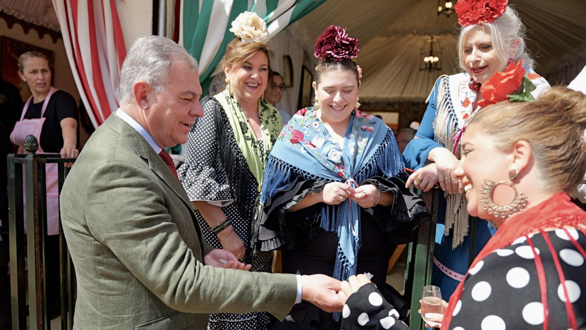 El alcalde, José Luis Sanz, saluda a un grupo de mujeres en el Real.