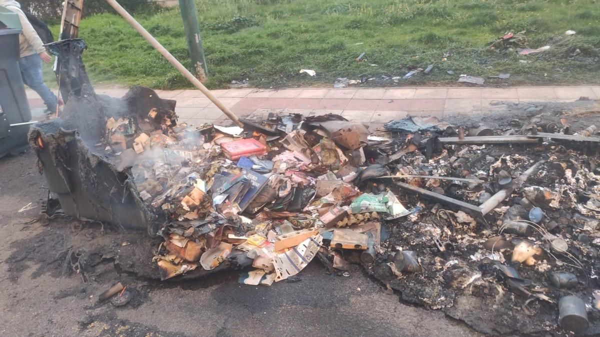 Vuelven a arder contenedores en San Andrés, donde ya han quemado una quincena desde Navidad