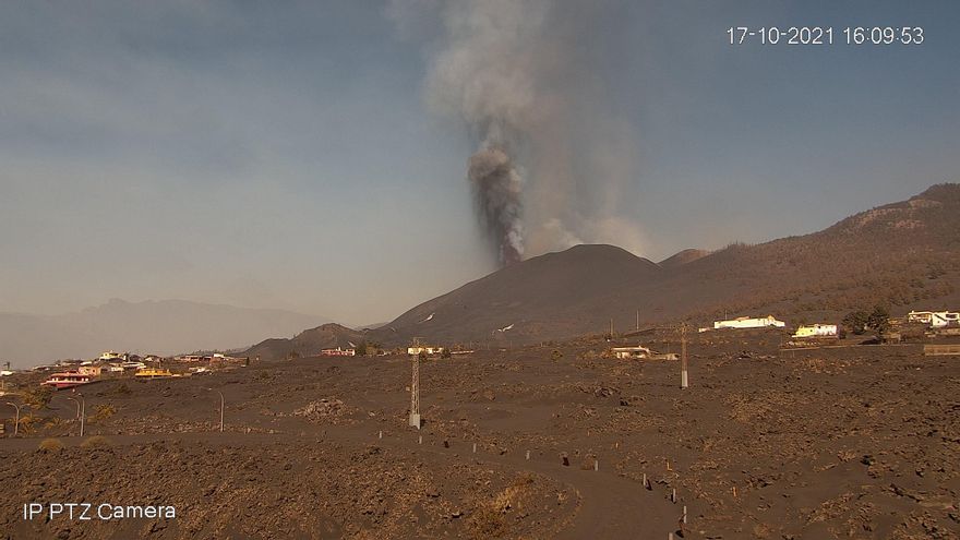 La nube de cenizas volcánicas se desplaza este lunes hacia el oeste-noroeste de La Palma