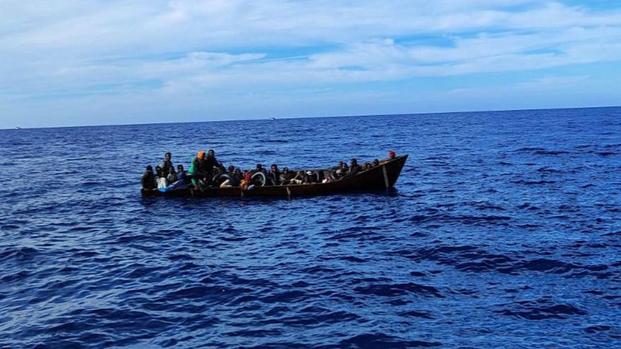 El Gobierno de Meloni deriva a la Cruz Roja la acogida de migrantes en Lampedusa, tras meses de saturación