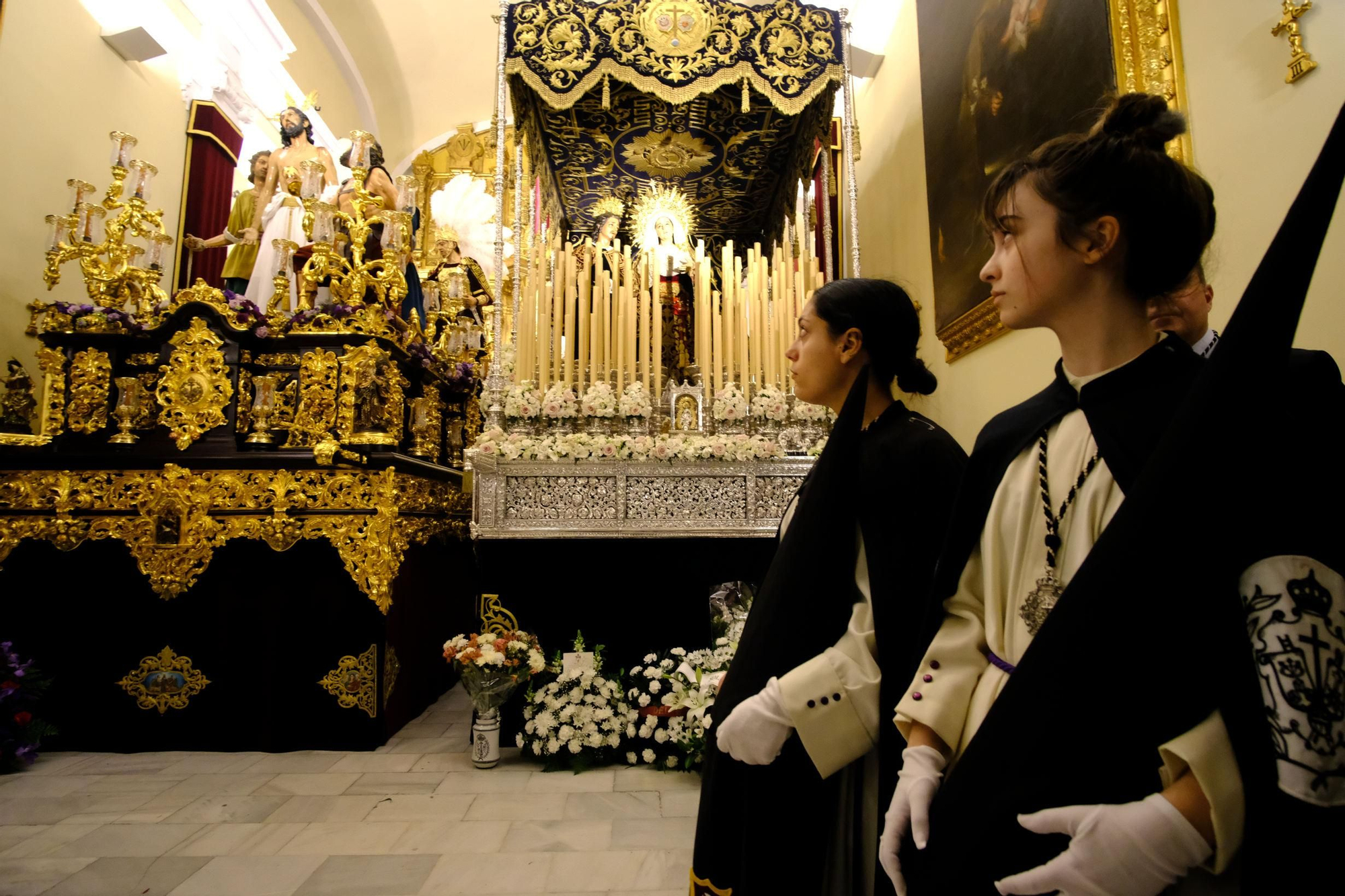 Nazarenas expectantes ante la posibilidad de salir o no la hermandad de Jesús Despojado