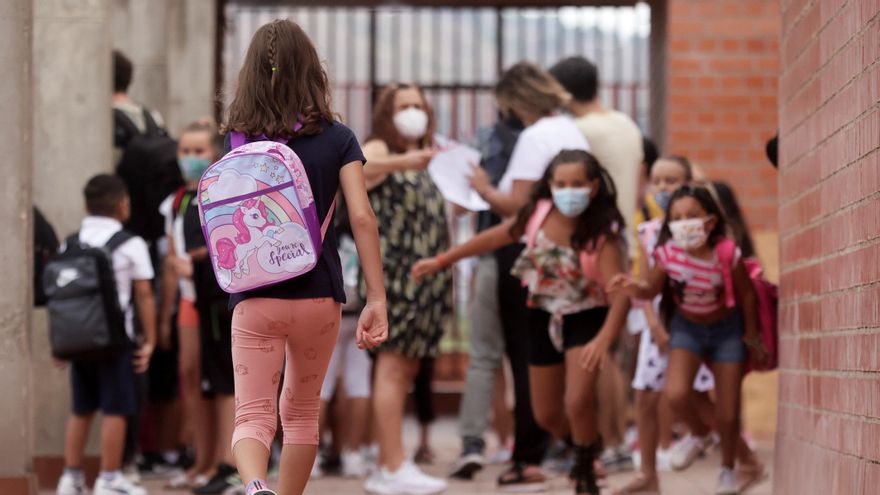 Varios alumnos acceden a un colegio con mascarillas, en una imagen de archivo. EFE/Quique García