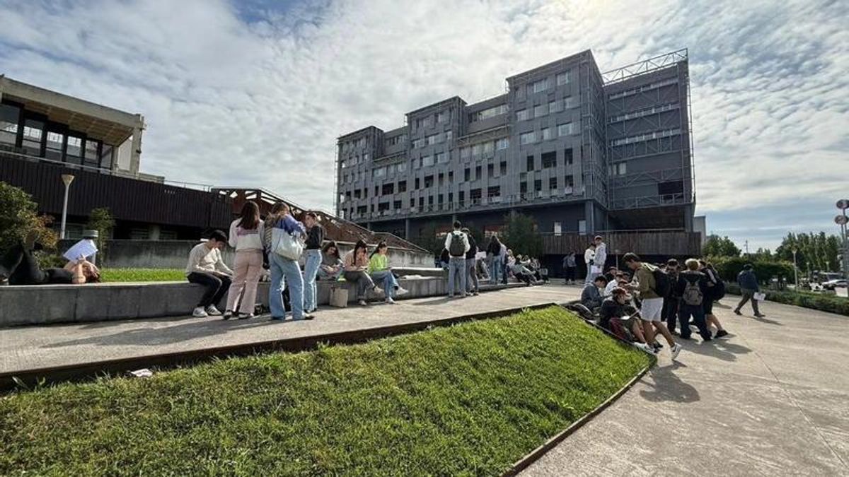 Estudiantes en Leioa, hasta donde se desplazan a diario centenares de estudiantes desde Álava