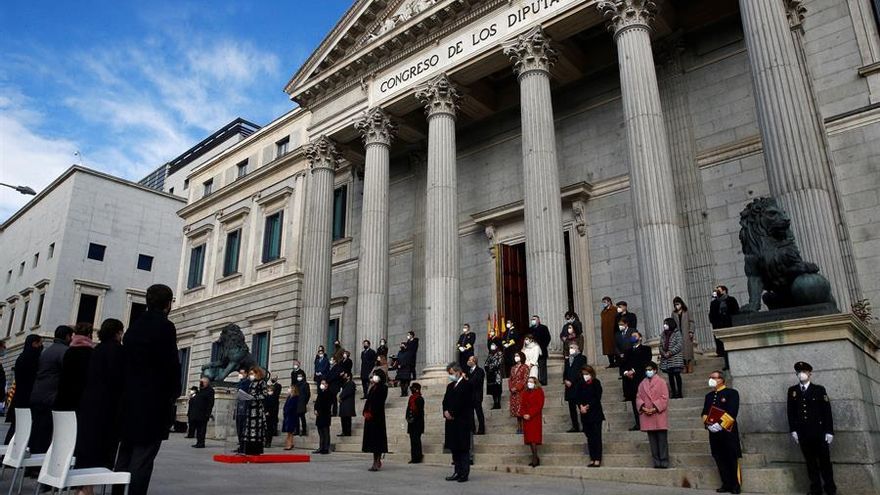 Vista general de la celebración del cuadragésimo segundo aniversario de la Constitución en la escalinata del Congreso de los Diputados este domingo en Madrid.