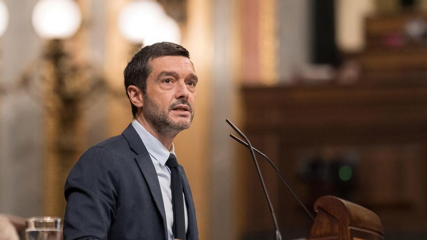 El ministro de Derechos Sociales, Consumo y Agenda 2030, Pablo Bustinduy, durante una sesión plenaria, en el Congreso de los Diputados.