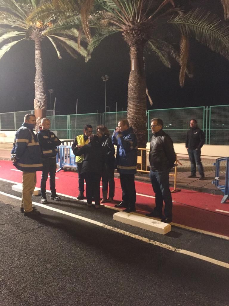 El alcalde de Las Palmas de Gran Canaria y otros técnicos municipales valoran el estado del derrumbe del muro en Paseo de Chil.