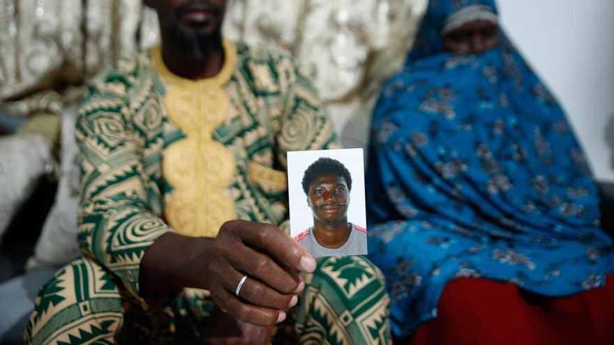 La familia del fallecido sostiene una fotografía suya