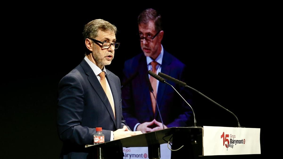 El consejero de Cultura sale también del Gobierno de Cantabria para cumplir la paridad