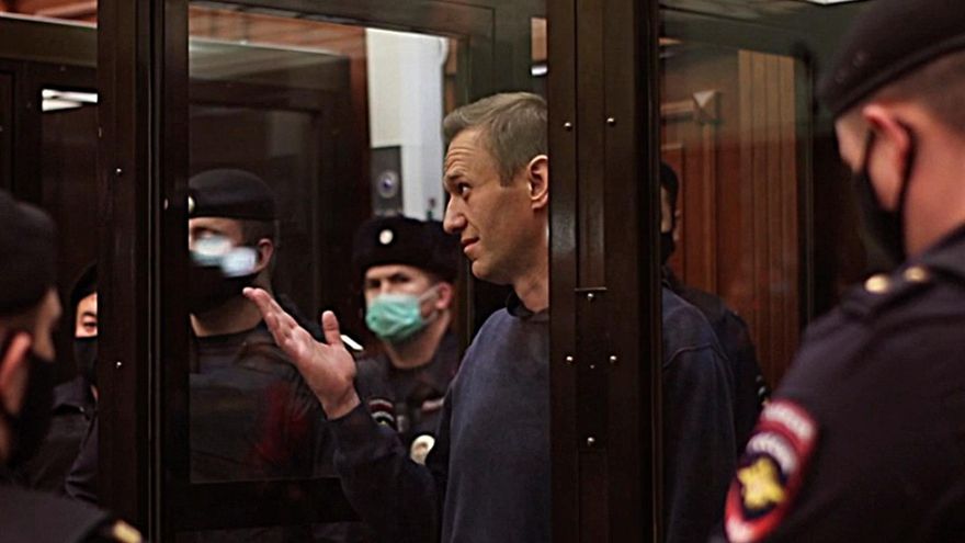Captura de imagen de televisión del líder opositor ruso Alexéi Navalni (2d), durante un juicio ante la Justicia rusa en febrero de 2021. EFE