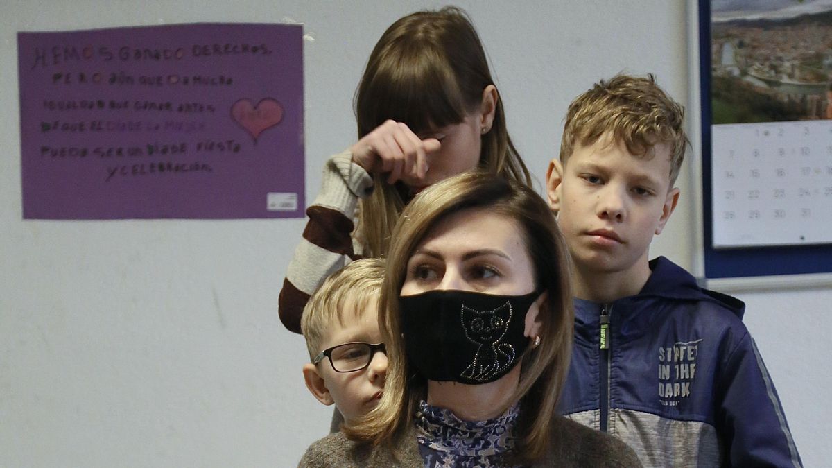 Una madre con sus tres hijos refugiados procedentes de Ucrania
