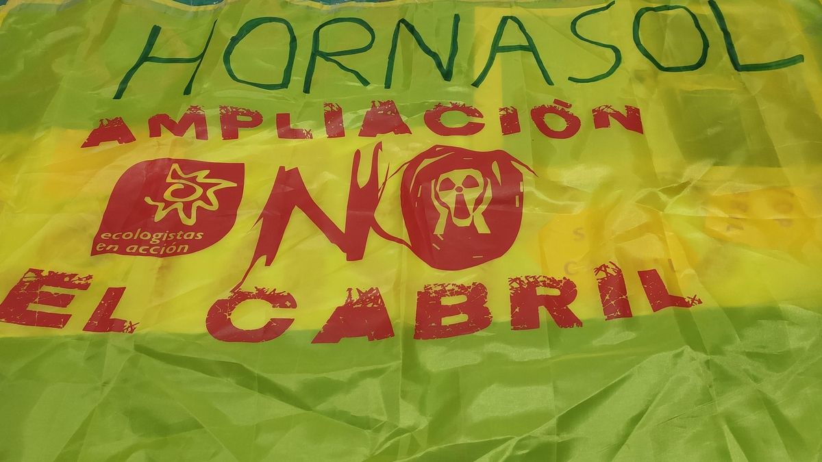 Una pancarta del grupo ecologista Hornasol contra El Cabril.