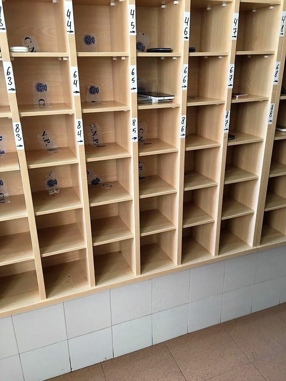 Taquillas donde dejan los objetos personales de los internos. Los móviles están requisados por la Policía, que suele entregárselos durante cuatro horas cada tarde. Imagen cedida.