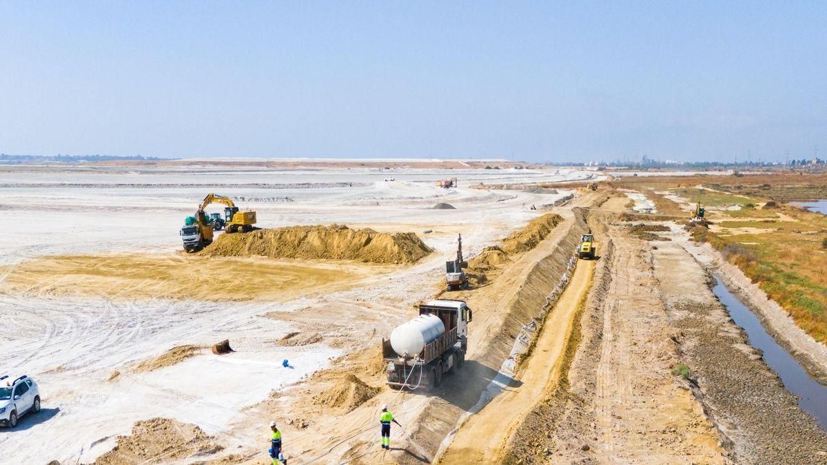 Imagen difundida por Fertiberia que mostraría los trabajos de enterramiento de las balsas.