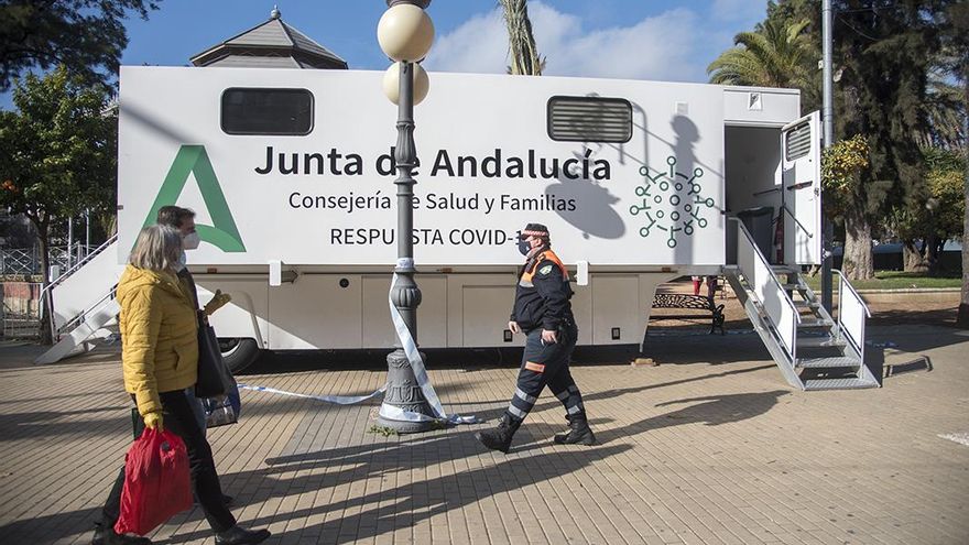 Salud dispone unidades móviles en Córdoba para captar a la población que falta por vacunar