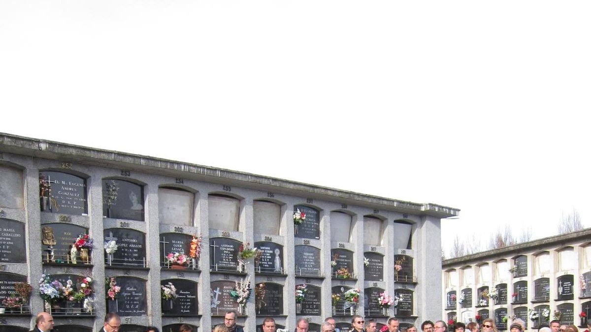 Diez víctimas del franquismo no identificadas reciben sepultura en el cementerio de Pamplona en un acto de "justicia"