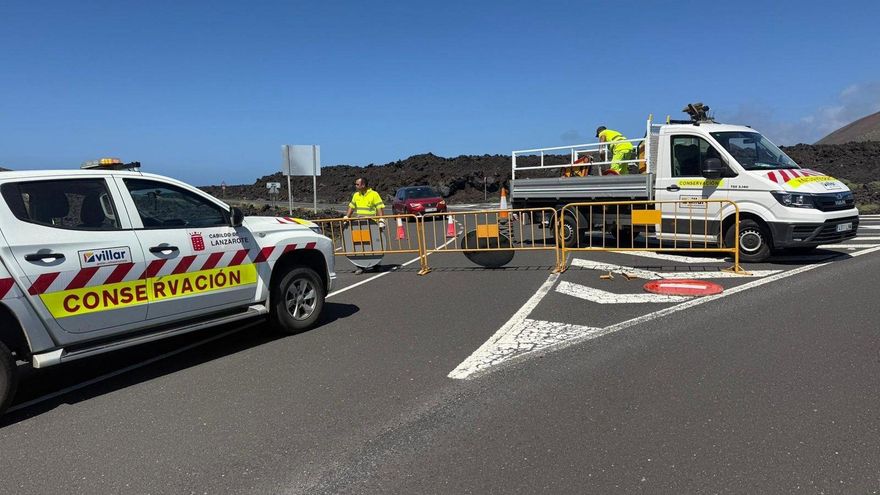 Cierre de la vía en Lanzarote por el oleaje.