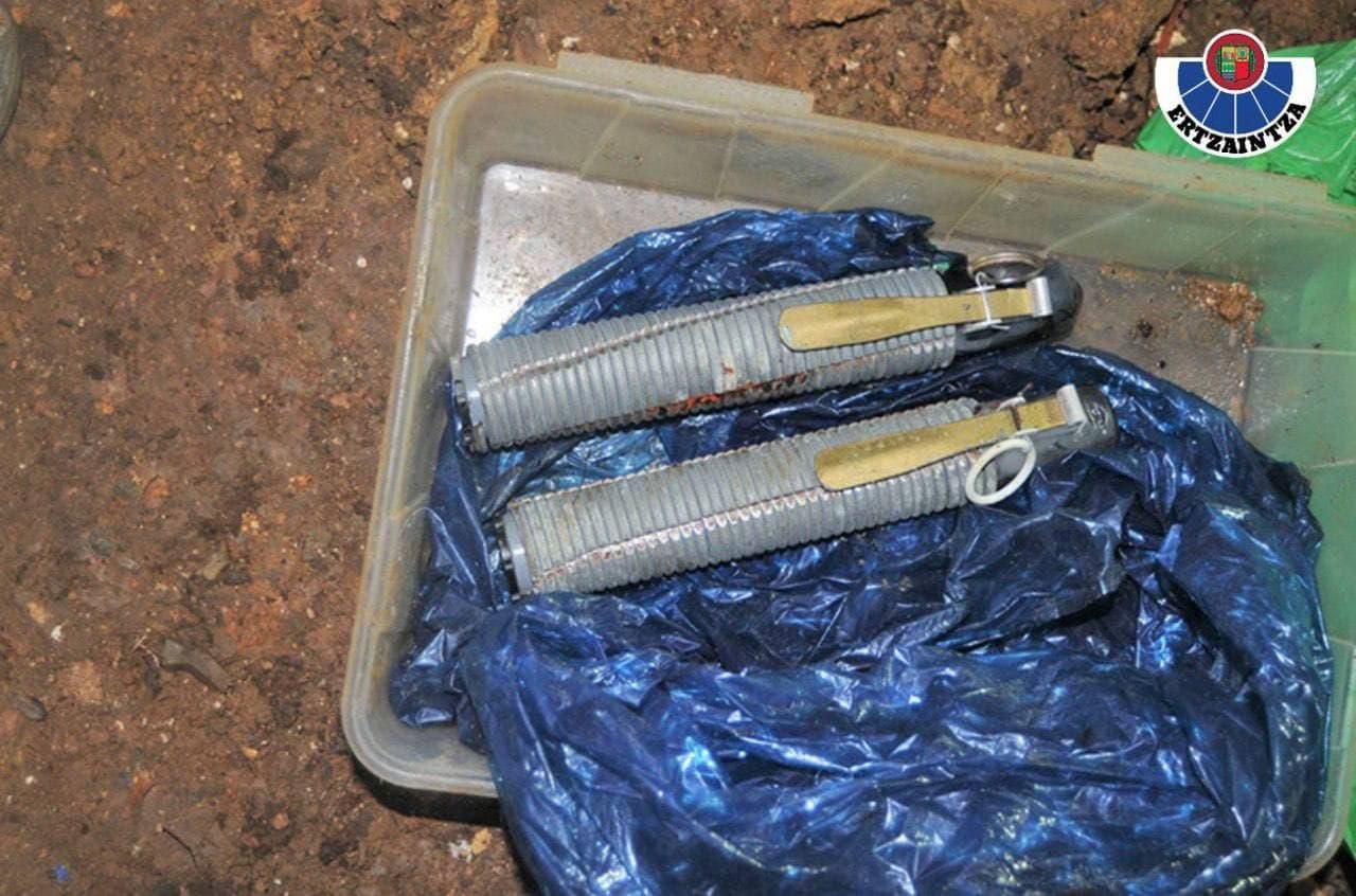 Armas y munición encontradas en el zulo de Ataun