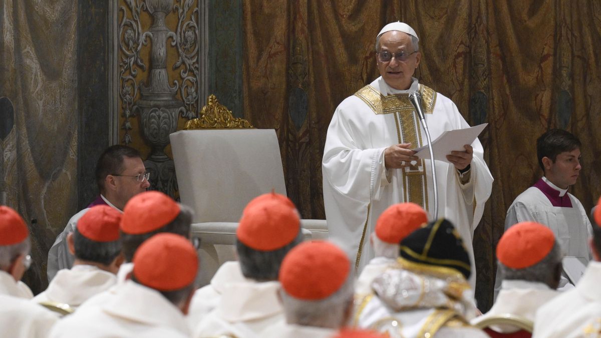 El Papa León XIV preside su primera misa como pontífice en la Capilla Sixtina de San Pedro.