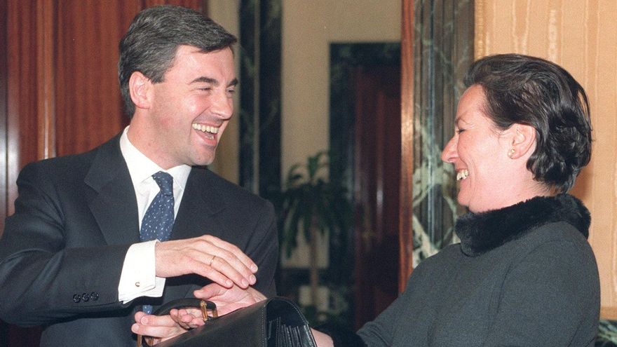 La exministra de Justicia Margarita Mariscal de Gante entrega la cartera a su sucesor, Ángel Acebes