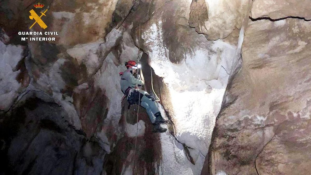 Archivo - Efectivo del GREIM de Potes en una actuación. Archivo