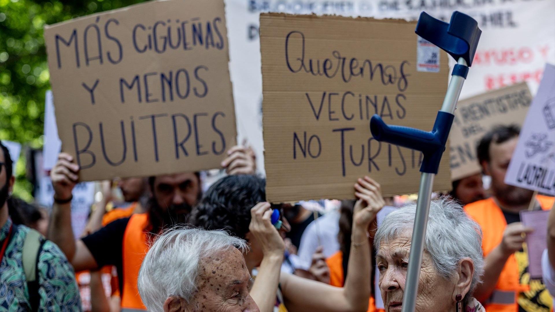 Vecinas y cigüeñas, no turistas ni buitres. Pancartas de la manifestación de este domingo en Madrid.