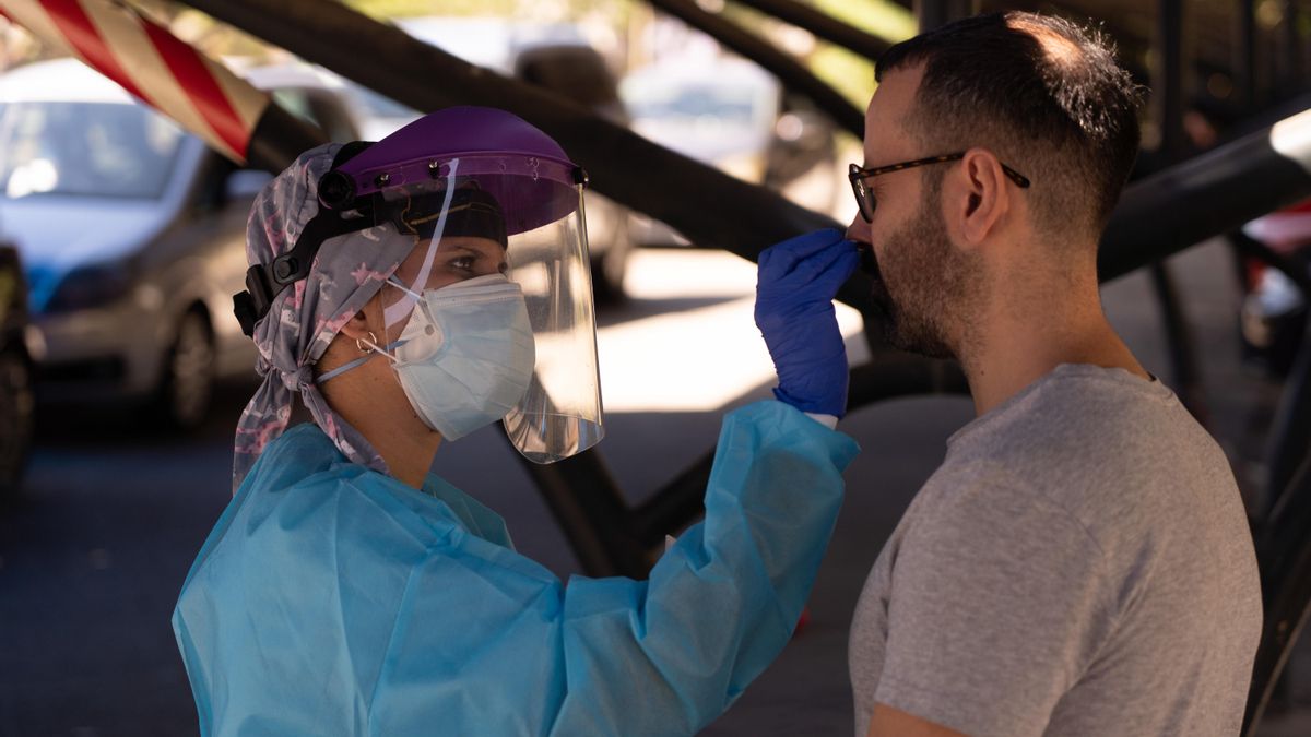 Realización de  pruebas  del test Covid-19 en el aparcamiento del Hospital Militar de Sevilla.