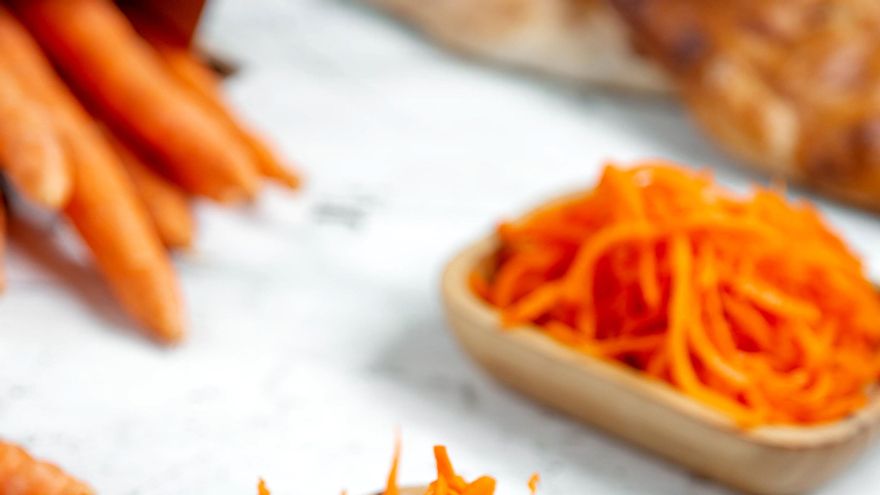 Para esta receta, rallaremos tanto la zanahoria como el calabacín