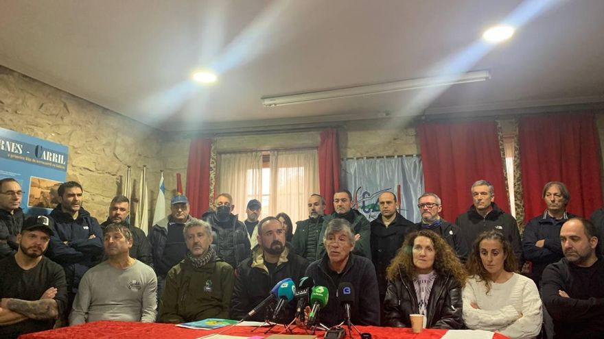 Marineros y ecologistas convocan una manifestación para el próximo día 21 en protesta por la gestión del vertido