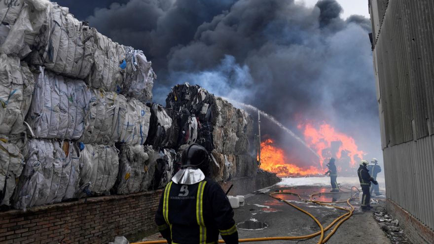 Fuego en la planta de reciclaje causa una gran columna de humo en Llanera (Asturias)